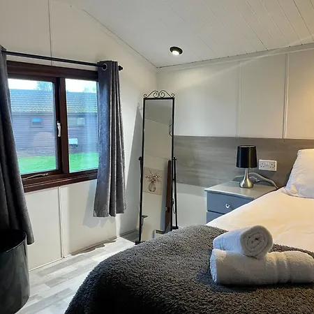 Cosy 3 Bed Lodge In Hoburne, Cotswolds South Cerney Exterior photo