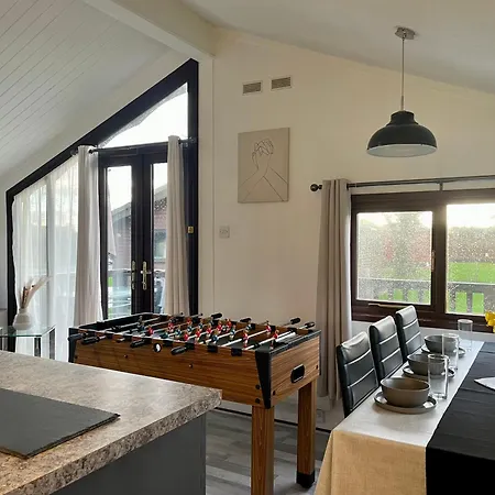 Cosy 3 Bed Lodge In Hoburne, Cotswolds South Cerney Exterior photo